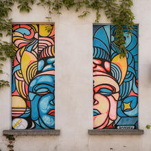 Kleurrijk streetart werk aan een terras