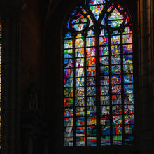 Kleurrijke glasramen van de Sint-Baafskathedraal in Gent