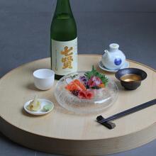 Teller mit japanischem Gericht und Sake