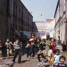 Enfants jouant dans la rue