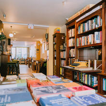 Bücherregale und Tisch mit Büchern