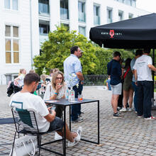 Mensen op het terras van een zomerbar
