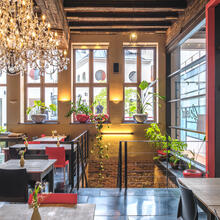 interieur van Cremerie Gerard met hoge plafond en lusters