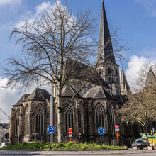 Die Sint-Jacobskirche hinter einem Kreisverkehr sichtbar