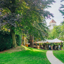 Jardin de fête ensoleillé