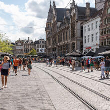 Mensen met shoppingtassen op de Korenmarkt