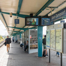 Mensen op het perron van treinstation Gent-Dampoort