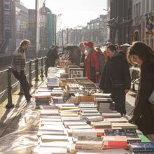 Mensen op de boekenmarkt tijdens de winter