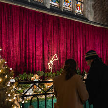 Mensen aan het kijken naar het kerstdiorama  in de Sint-Baafskathedraal