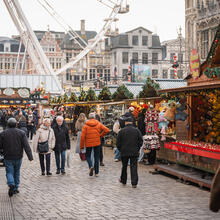 Mensen aan het wandelen op de kerstmarkt in Gent