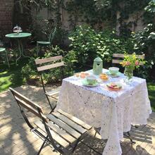 Gedekte tafel buiten op een terras van een B&B