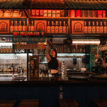 Barvrouw achter de toog