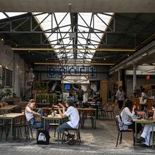 Mensen aan tafel onder het overdekte terras 