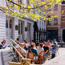 Mensen op een zonnig terras