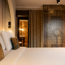 deluxe kamer met bruintinten en mooie glasramen