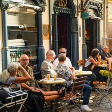 Mensen op een zonnig terras