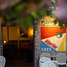 Fachada de Albertini, el hermano pequeño de Alberte.